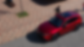 Profil avant latéral d'un Mazda CX-5 rouge vibrant cristal, garé alors qu'un homme en sort.