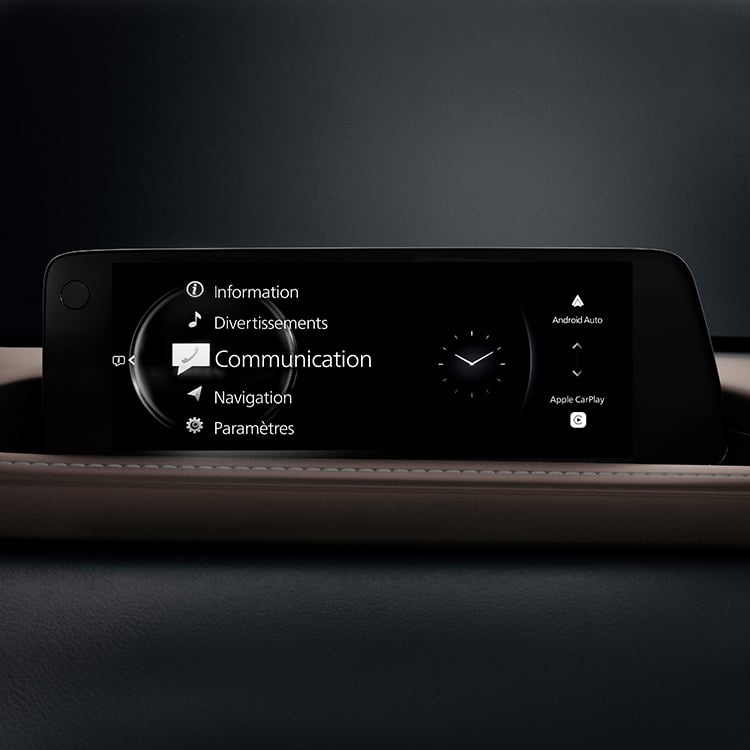 L’écran d’infodivertissement de la console centrale affiche l’option « Communication ».