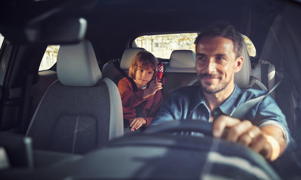 Papa conduisant son fils dans une Mazda