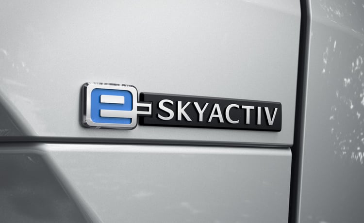 Emblème e-Skyactiv sur une Mazda 