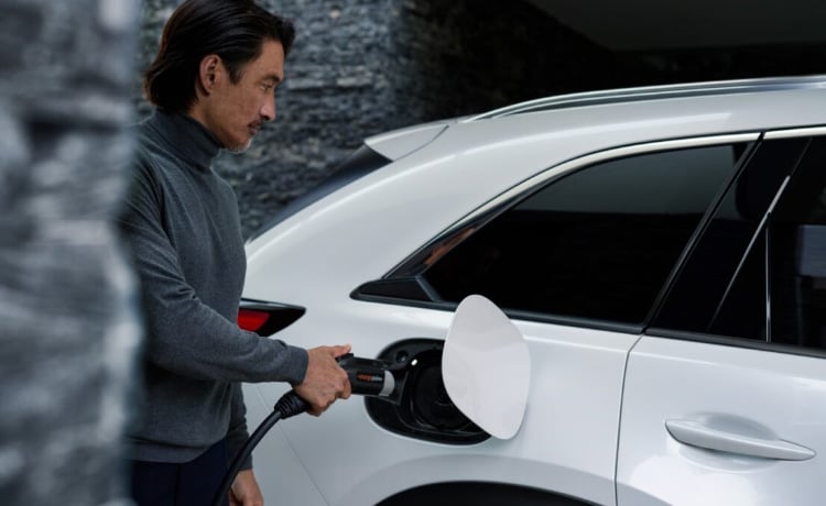 Homme rechargeant une Mazda électrique 