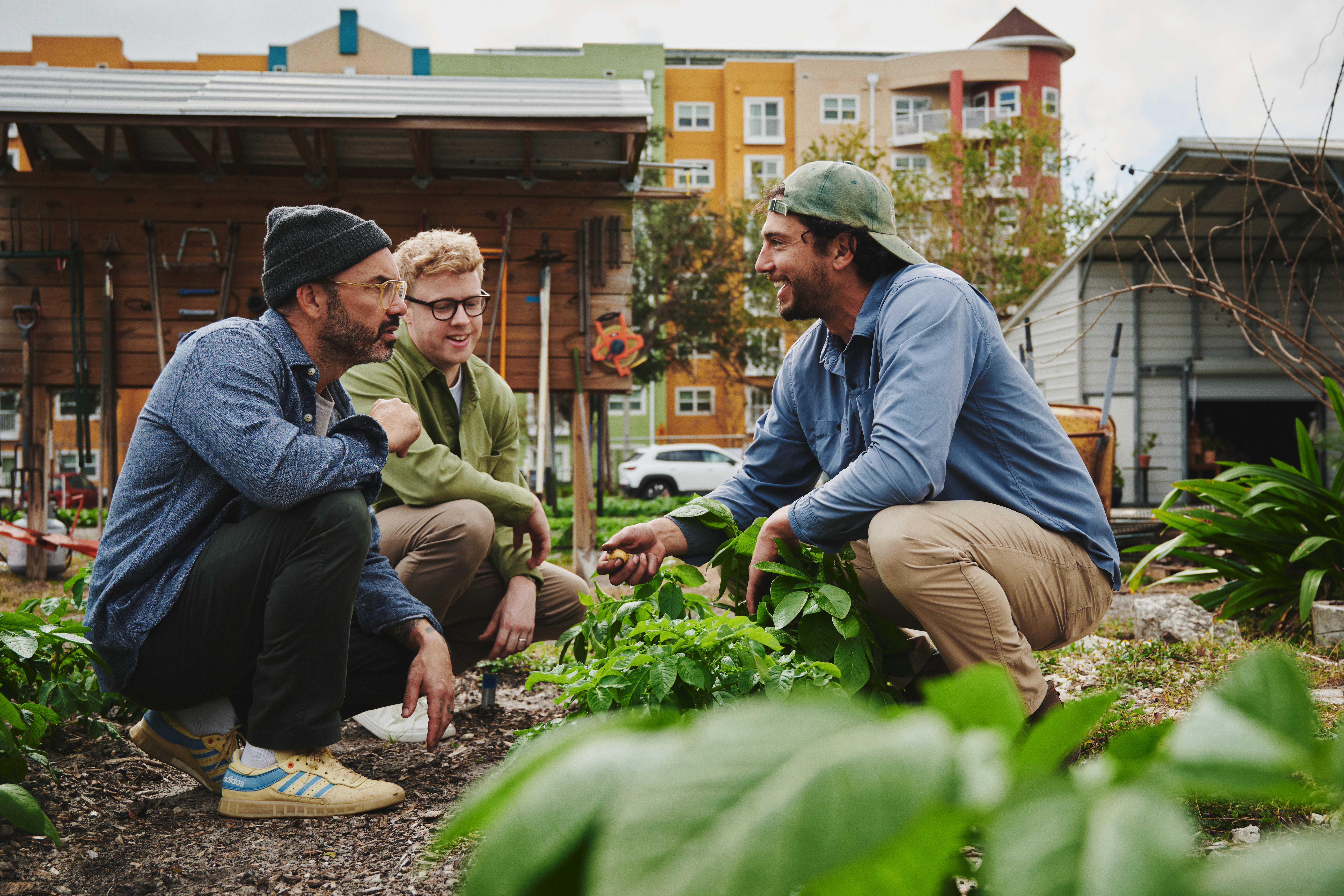 Des employés devant le panneau Mazda