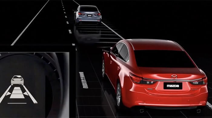 Une Mazda rouge détecte une Mazda grise devant elle et ajuste sa vitesse en freinant