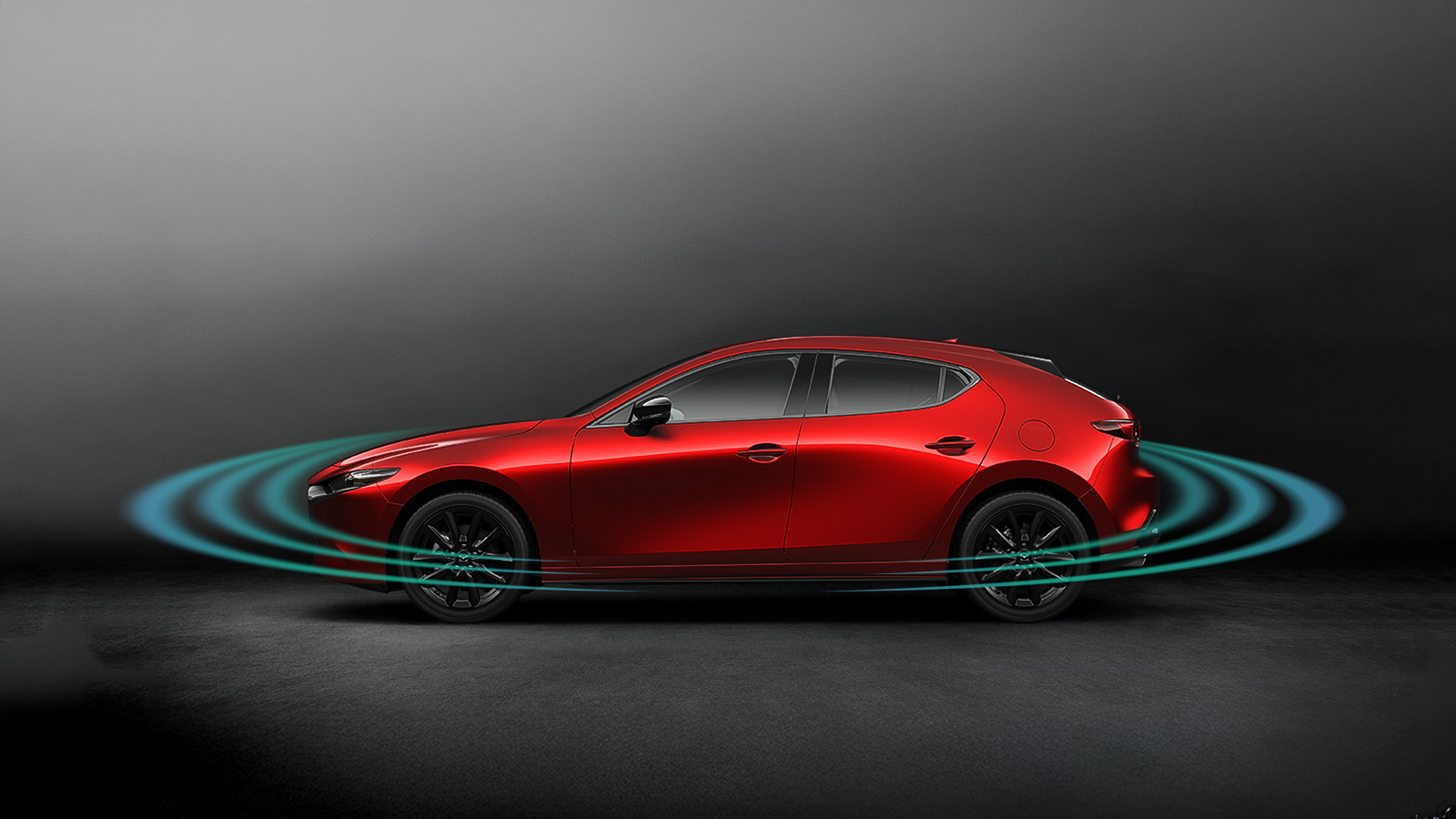 Plan flou côté passager arrière d’une Mazda3 rouge sur l’autoroute, avec des impulsions radar rayonnant vers l’avant et l’arrière.