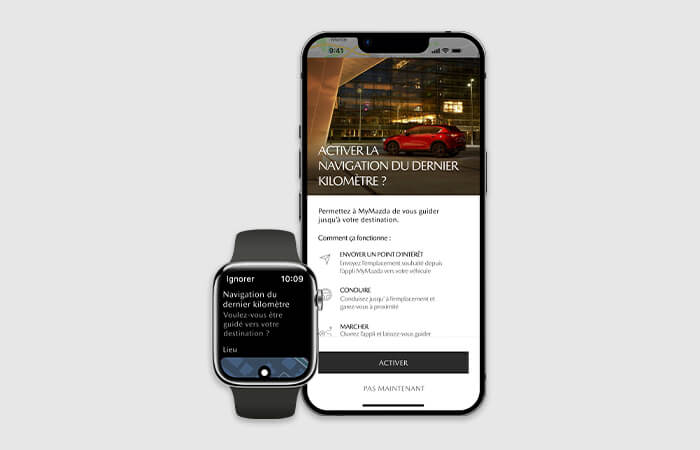 L’écran de l’appli MyMazda s’affiche sur un téléphone intelligent et une montre connectée avec le bouton d'activation de la navigation du dernier kilomètre. 