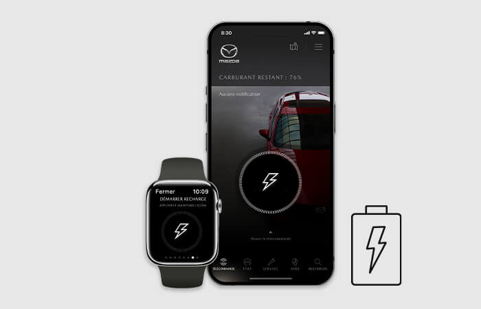 Un téléphone intelligent et une montre connectée affichent l’écran de l’appli MyMazda avec l’icône de la batterie avec des éclairs.   