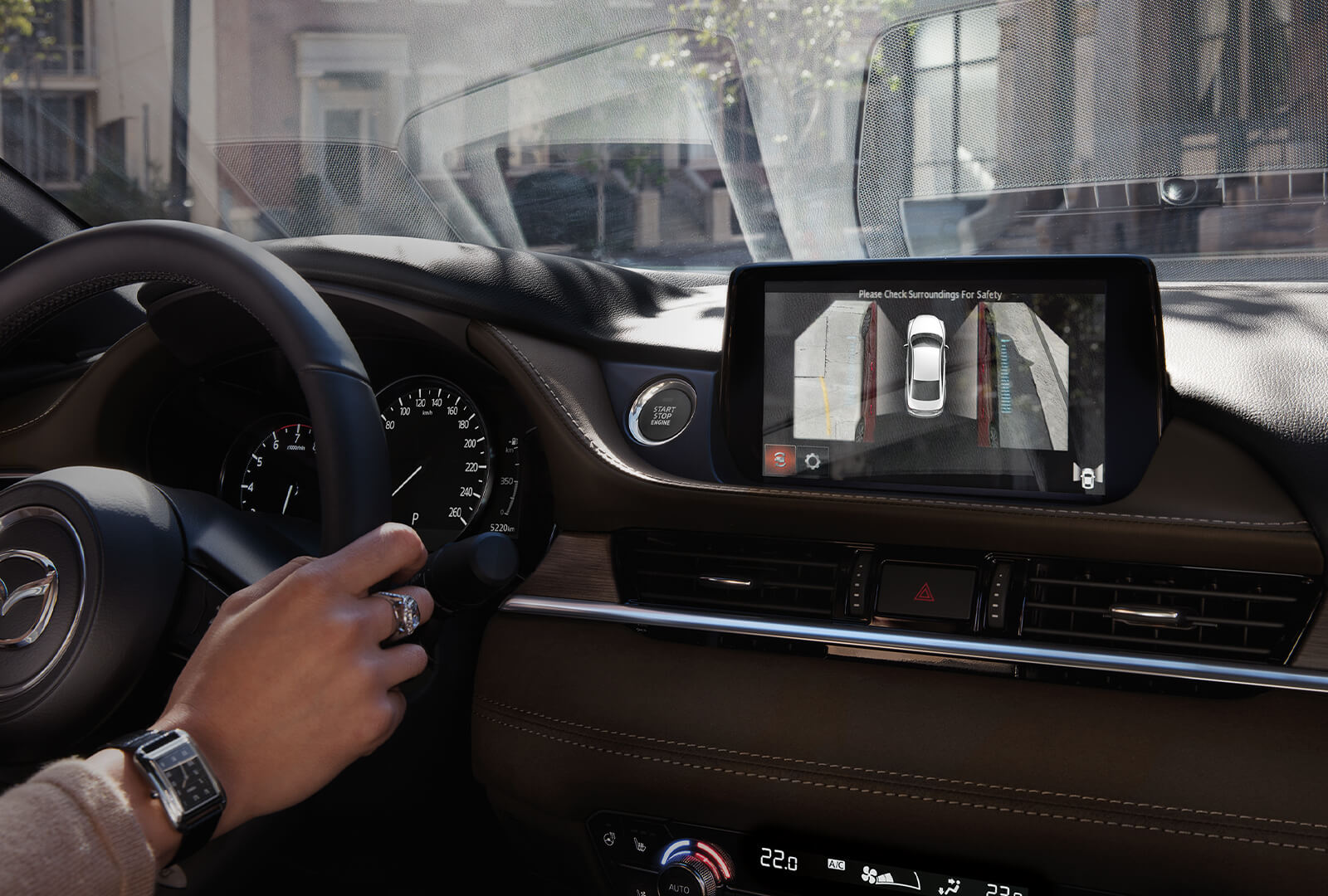 Écran d’accueil Mazda Connect affichant le dispositif de sécurité visuel i-Activsense