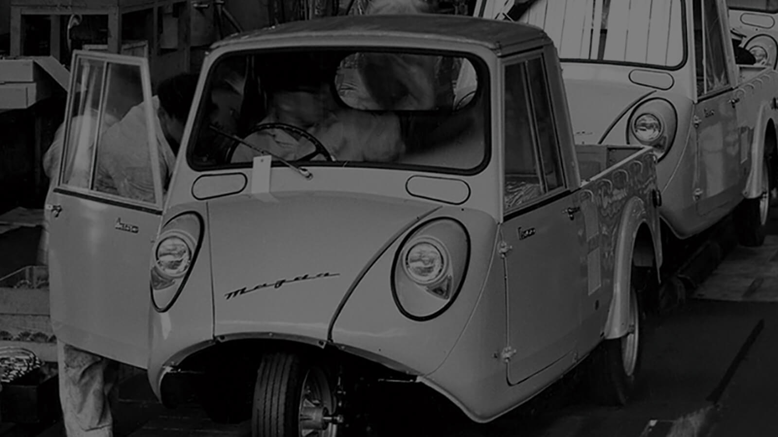 Photo d’archives en noir et blanc, datant des années 1950, de camions Mazda-Go sur la chaîne de montage