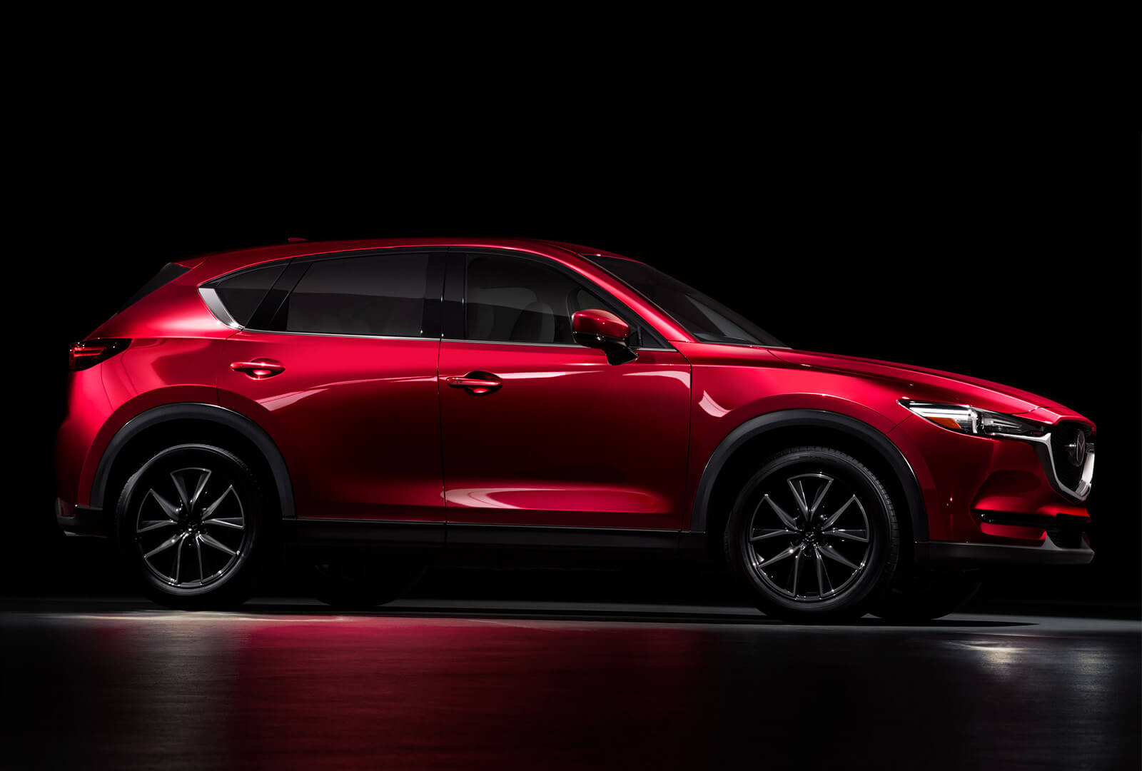Une Mazda3 Sport rouge vibrant cristal vue de profil