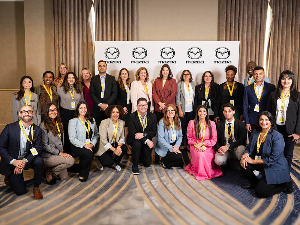 Une Mazda3 Sport rouge vibrant cristal vue de profil