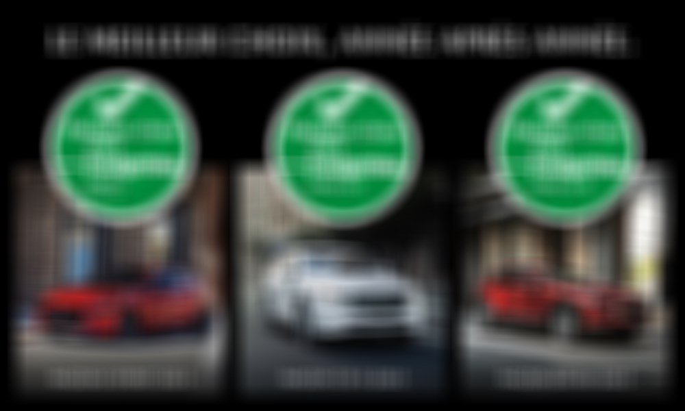 Photos d’une Mazda3 Sport rouge vibrant cristal métallisé, d’un CX-5 blanc rhodium métallisé et d’un CX-30 rouge vibrant cristal métallisé dans des rues urbaines pavées. Un cercle vert avec un crochet au-dessus de chaque photo indique « Meilleur choix 2023 ProtégezVous ».