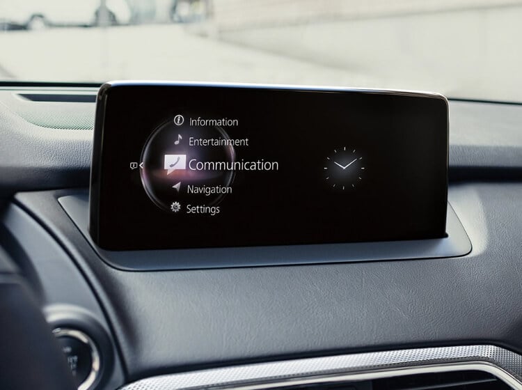 Tableau de bord affichant l’écran Mazda Connect avec l’onglet « Communication » illuminé