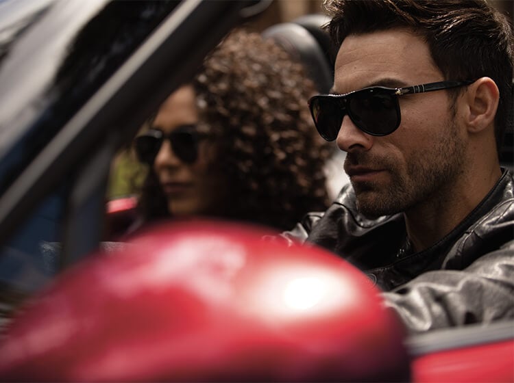 Visages d’un jeune couple qui porte des lunettes de soleil et roule en Mazda 