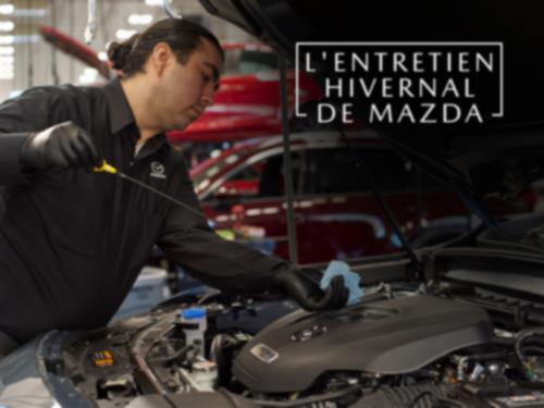 Un technicien de Mazda vérifiant l'huile d'un véhicule