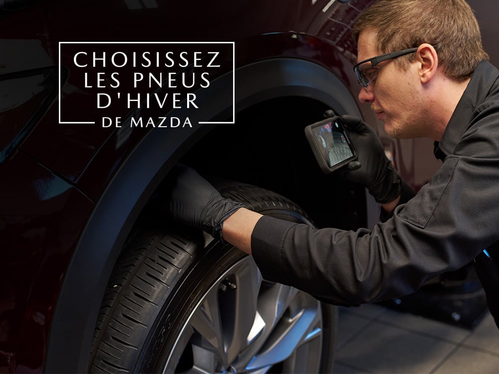 Un technicien de Mazda qui travaille sur les freins d’un véhicule