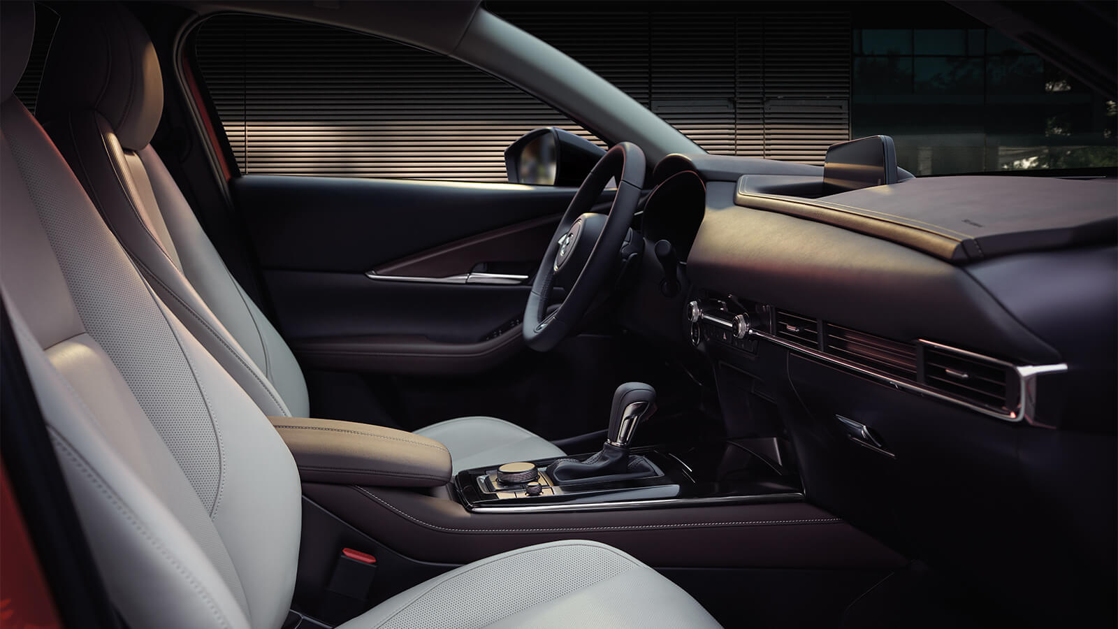 Intérieur du Mazda CX-30 avec sièges en cuir blanc.