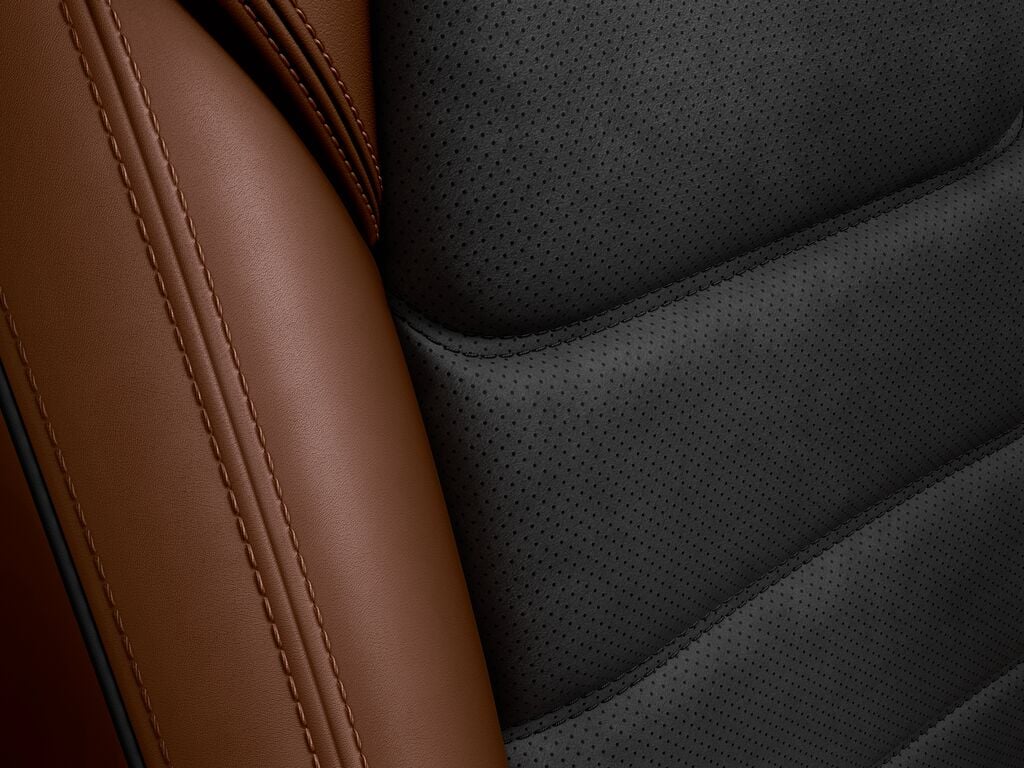 Gros plan des textures des sièges terracotta/noir.