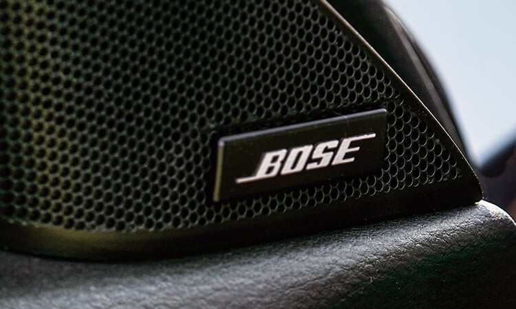 Gros plan d’un haut-parleur d’aigus à néodyme avec le logo Bose, côté conducteur. 