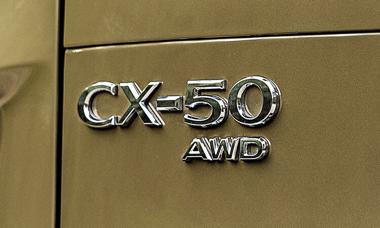 Gros plan de l’emblème CX-50 AWD. 