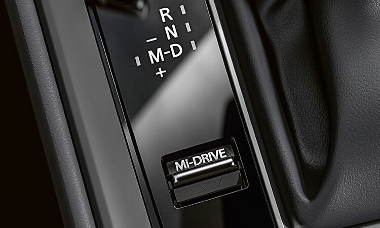 Gros plan sur le bouton Mi-Drive de la console centrale du CX-50. 