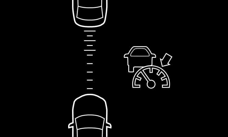 Illustration d’une Mazda qui suit un véhicule, une flèche pointe vers un indicateur. 