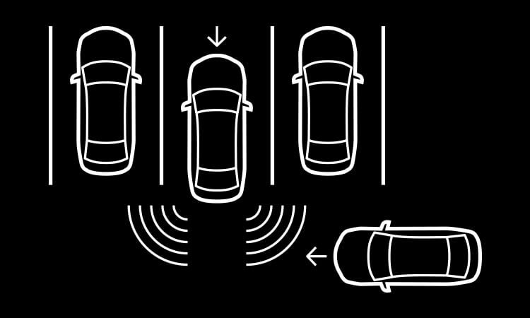 Illustration de trois Mazda stationnées. La Mazda du centre recule et détecte les véhicules hors de vue qui arrivent, au-delà des véhicules garés qui l’entourent. 
