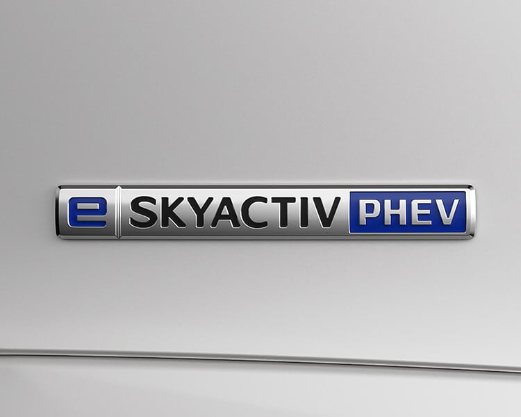 Gros plan de l’emblème « e-Skyactiv PHEV » sur le véhicule.   