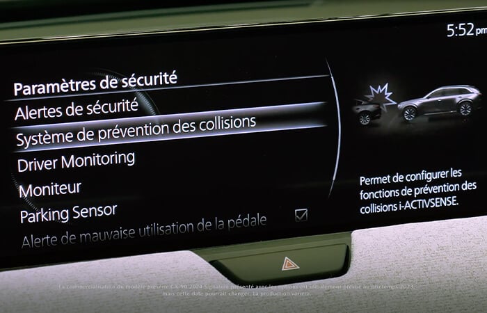 L’écran central du CX-90 affiche toutes les caractéristiques de sécurité de la voiture.