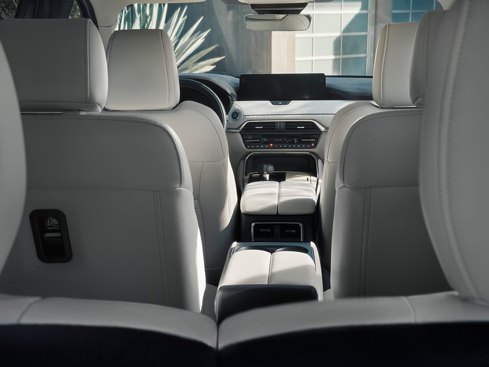 Vue de la troisième rangée à l’intérieur d’un CX-90 avec garnitures en cuir Nappa blanc pur.