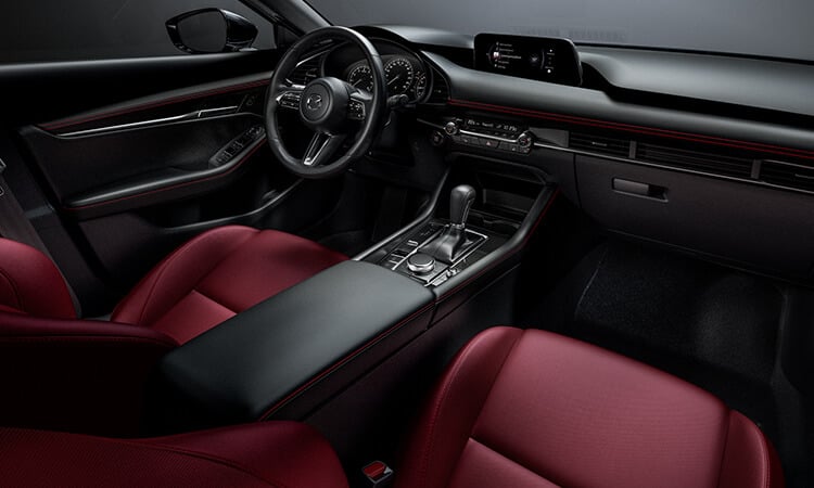 Les confortables sièges avant dans l’habitacle de la Mazda3. 