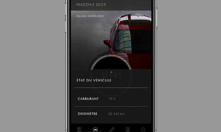 Téléphone intelligent avec l’appli MyMazda sur l’écran de l’État du véhicule. 