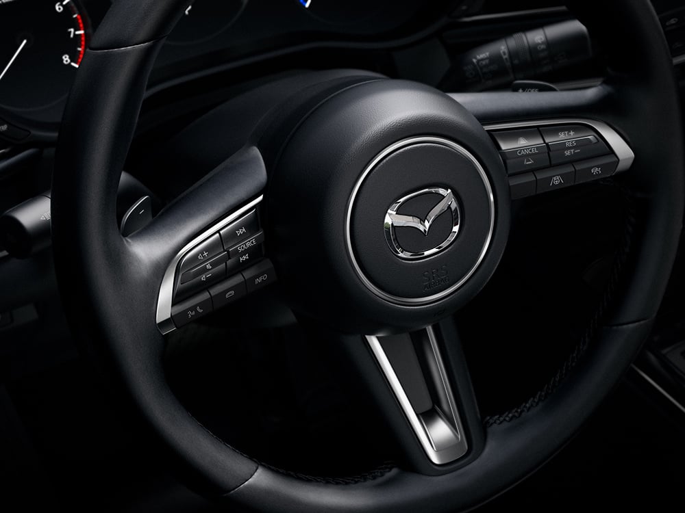 Gros plan du volant d’un CX-30.