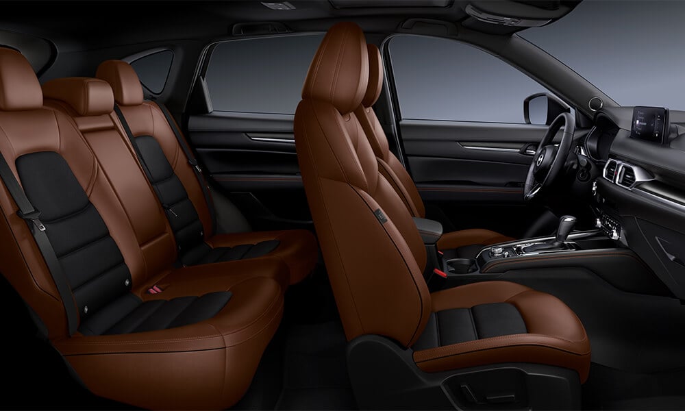 Vue latérale du côté passager à l’intérieur du Mazda CX-5.