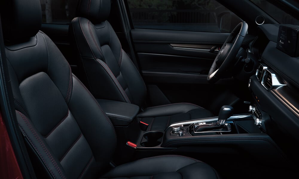 Des mains sur le volant d’un Mazda CX-5, vue du haut du côté passager.