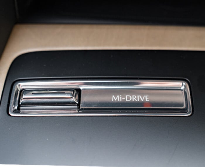 Gros plan sur le bouton Mi-Drive dans la console centrale.