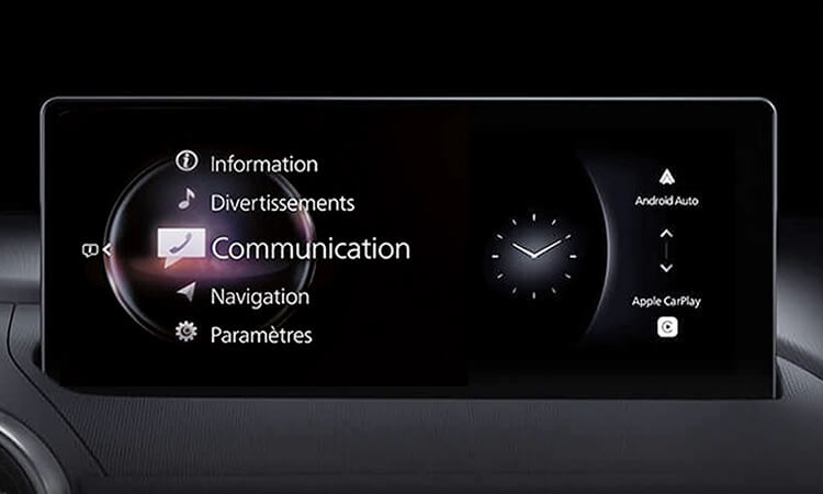 Gros plan de l’interface du poste de contrôle HMI dans la planche de bord d’une MX-5 ST.